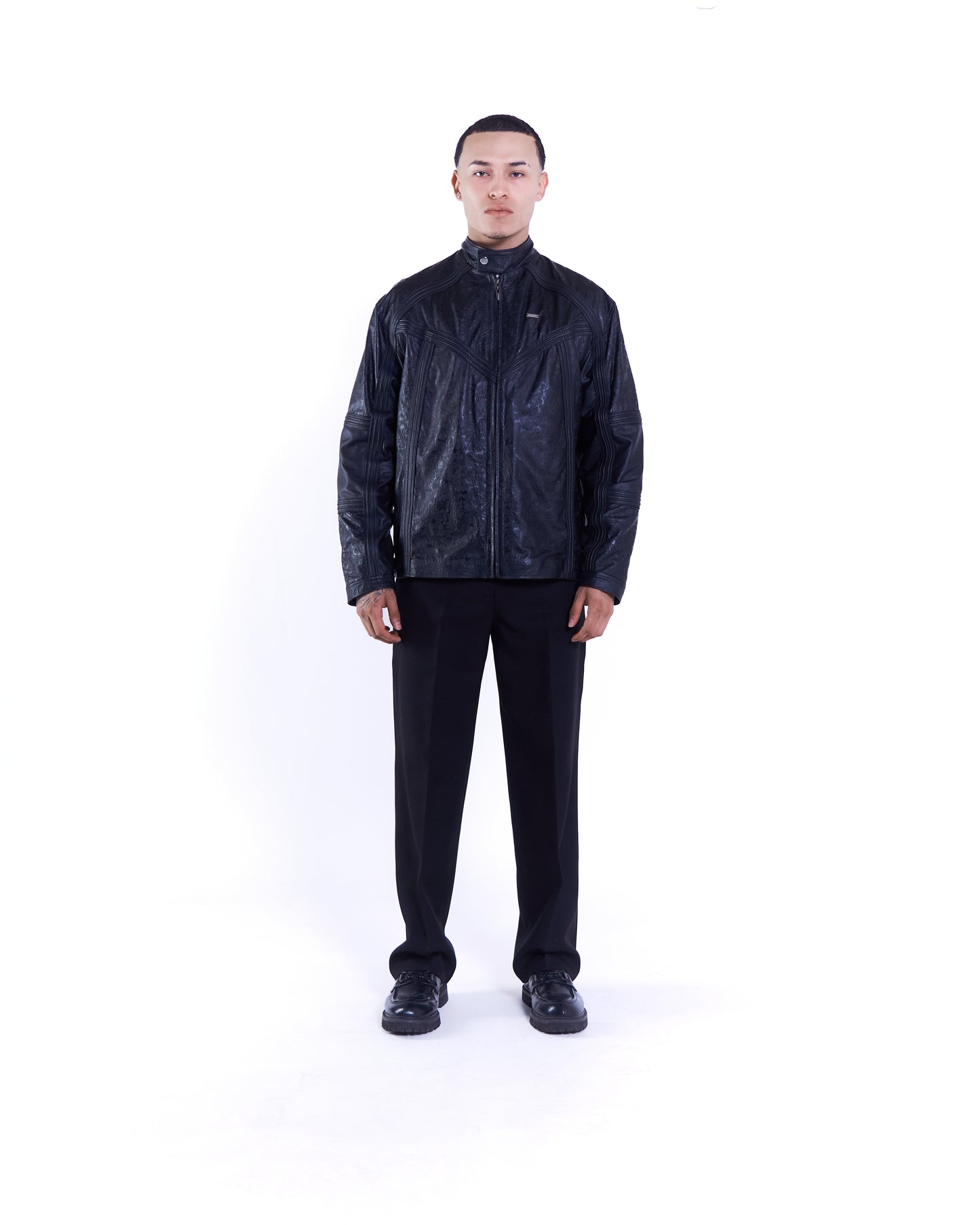 Chaqueta de cuero grabada