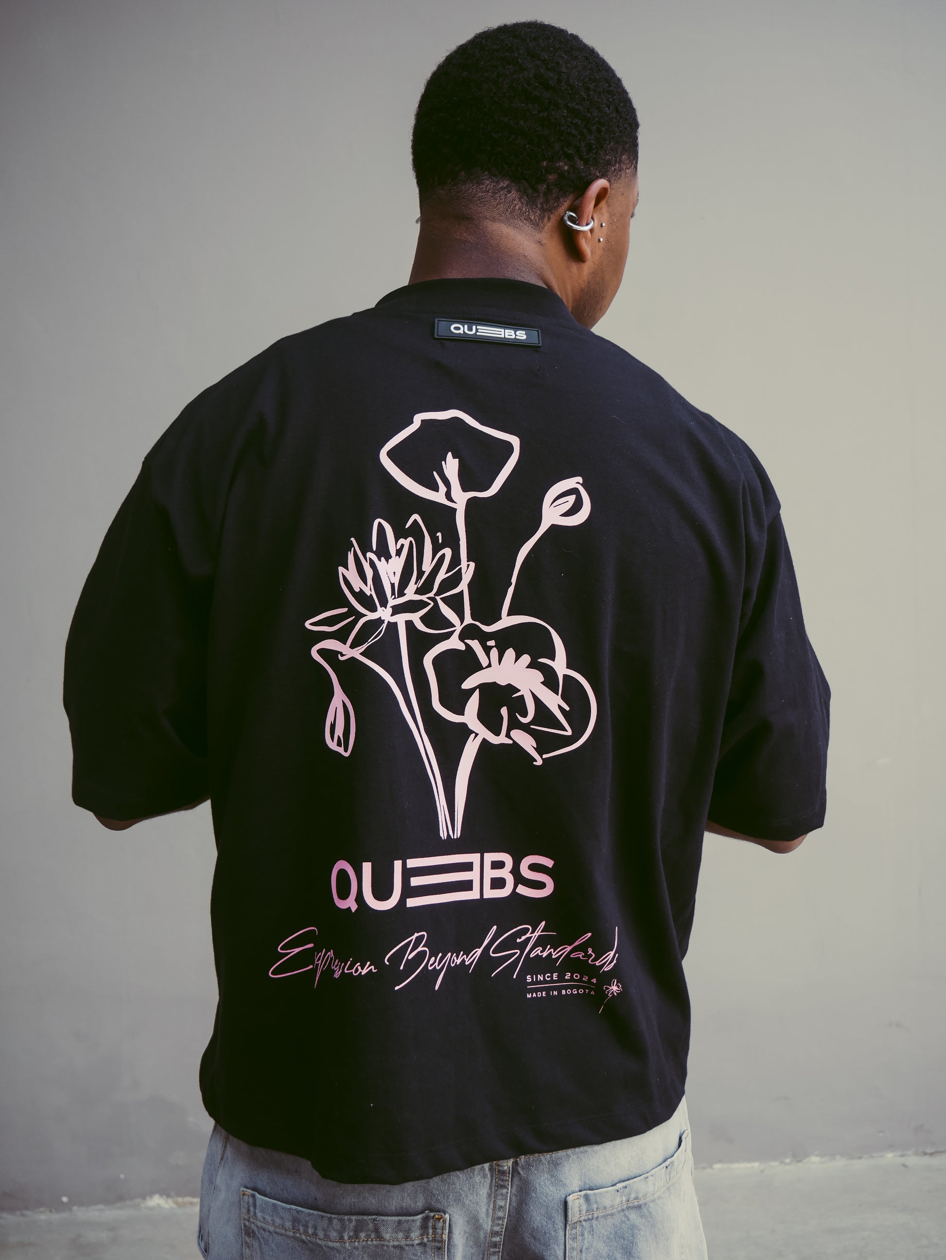 Camiseta Boxy Fit Negra Estampado en Relieve – QUEBS COUTURE